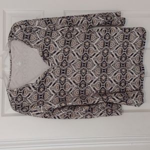 Casual and comfortable v neck shirt in size XL